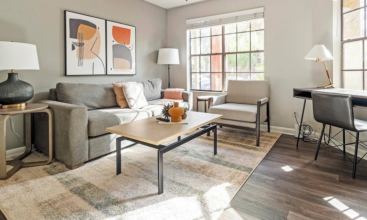 Sunbeam Apartment | Landing | Stylish 1BD, Gym, Courtyard