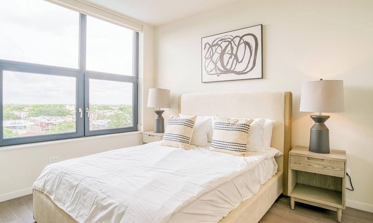 Logan Square Apartment | Landing | Stylish 1BD, Gym, Pool