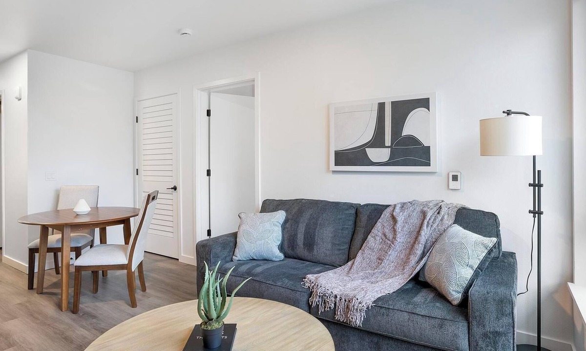 Crown Hill Apartment | Landing | Stylish 1BD, Gym
