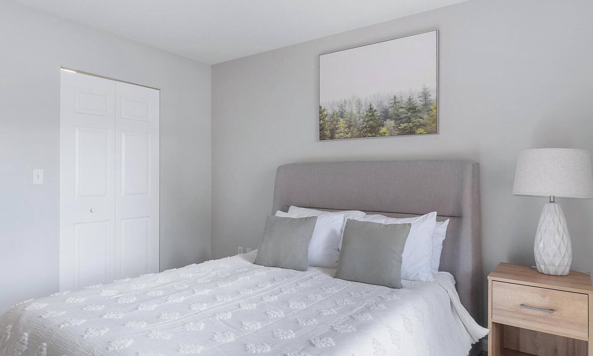 West Dundee Apartment | Landing | Stylish 1BD, Tennis Court, Pool
