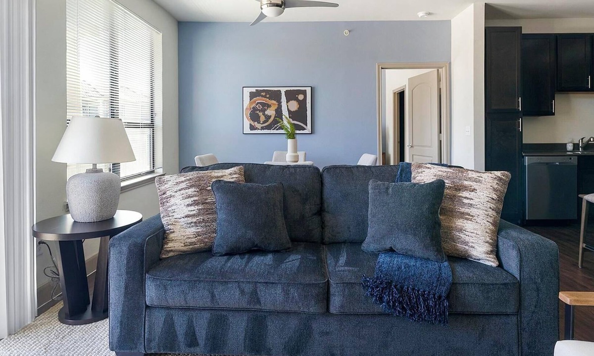 Spring Apartment | Landing | Stylish 2BD, Gym