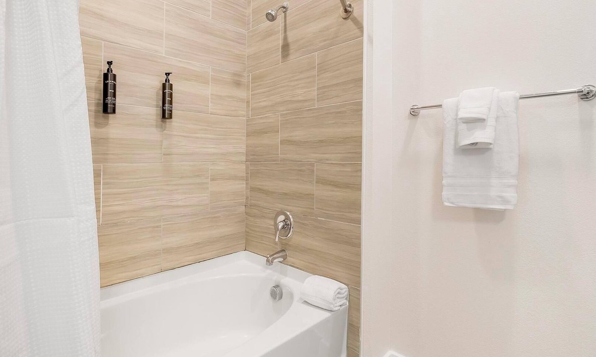 Old East Dallas Apartment | Landing | Stylish 2BD, Clubhouse, Gym