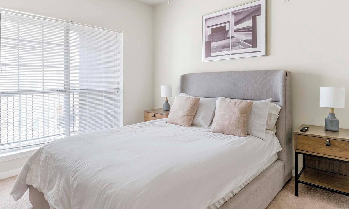 Southbelt/Ellington Apartment | Landing | Stylish 2BD, Gym, Pool