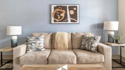 George Bush Park/Eldridge Apartment | Landing Stylish 2BD Gym Pool