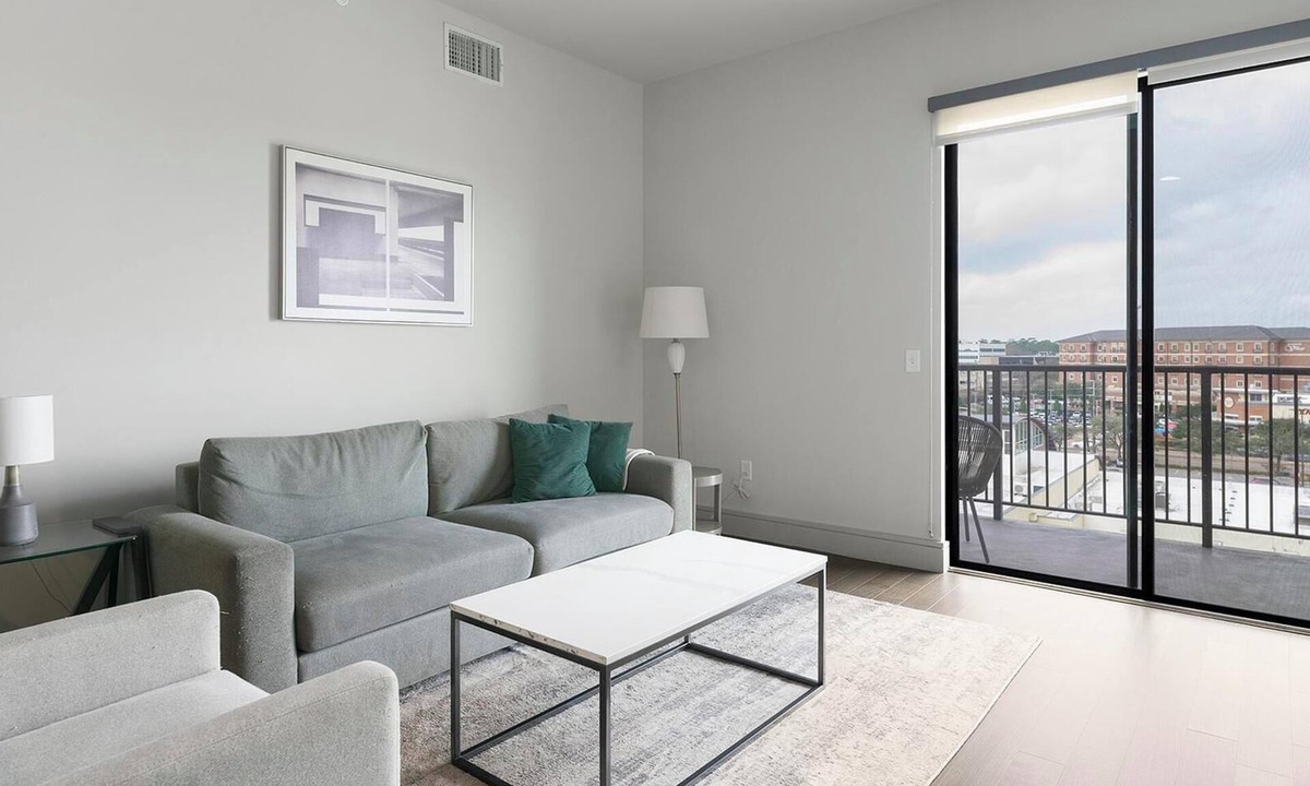 Houston Apartment | Landing | Stylish 2BD, Gym, Pool