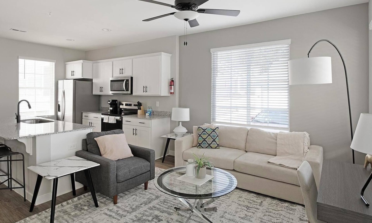 Madison Apartment | Landing | Stylish 2BD, Gym, Pool