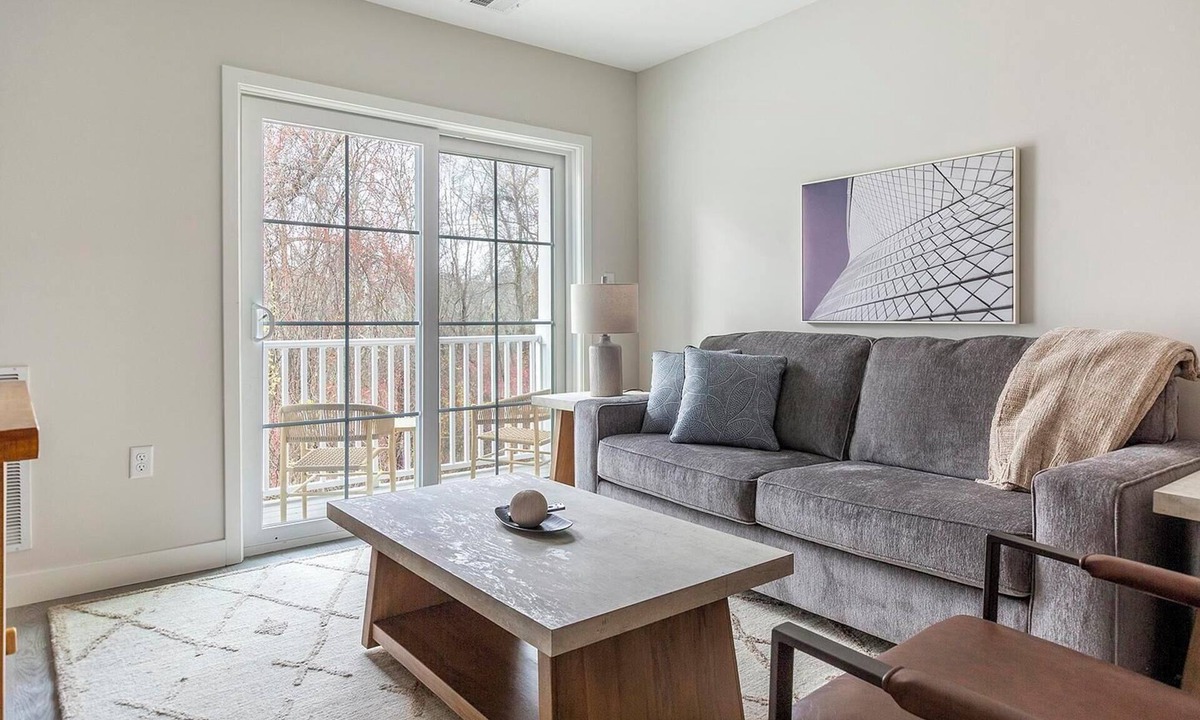 Vernon Apartment | Landing | Stylish 2BD, Gym, Game Room