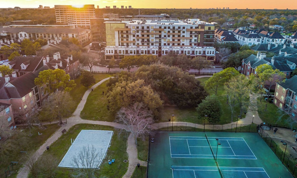 Houston Apartment | Landing | Stylish 2BD, Pool, Tennis Court