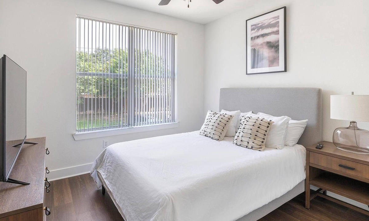 Irving Apartment | Landing | Stylish 2BD, Pool, Clubhouse