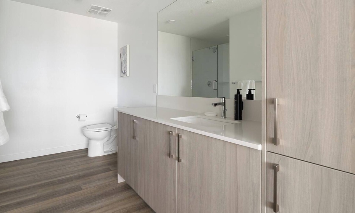 Overtown Apartment | Landing | Stylish 2BD, Pool