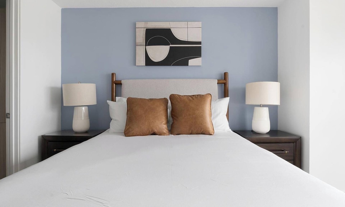 Overtown Apartment | Landing | Stylish 2BD, Pool