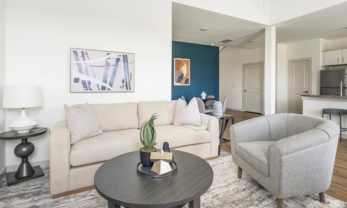 Waller Apartment | Landing | Stylish 3BD, Pool, Gym
