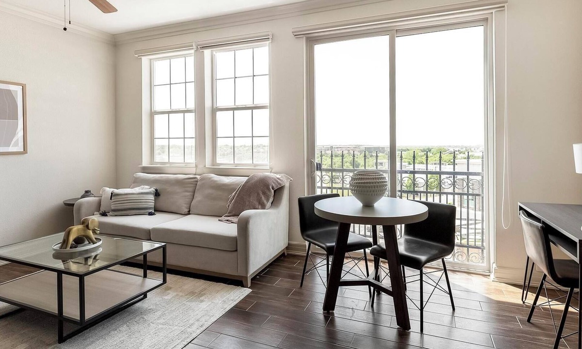 Overland Park Apartment | Landing | Stylish Studio, Pool, Gym