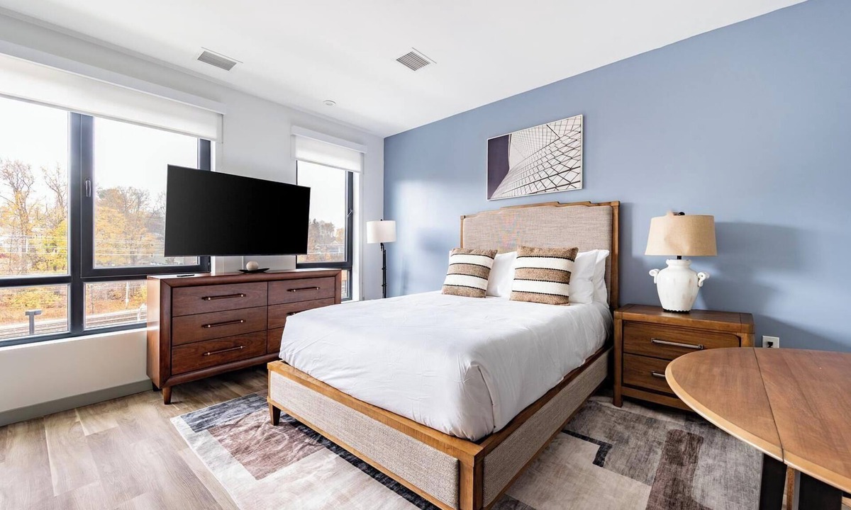 Haverhill Apartment | Landing | Stylish Studio, Pool, Gym