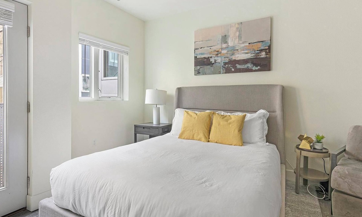 Pearl District Apartment | Landing | Stylish Studio, Gym, Courtyard