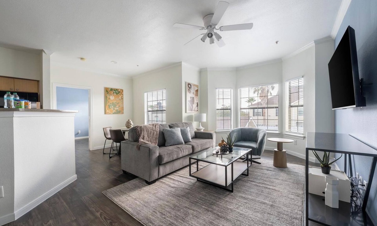South Side Apartment | Landing | Stylish 2BD, Gym