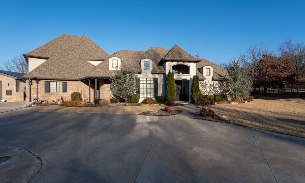 Broken Arrow House | Landman Oklahoma with a view