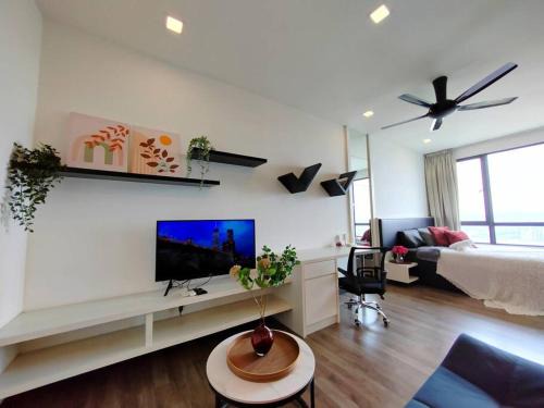 Kampung Bukit Dukong Apartment | Landmark2 Spacious Studio w Wi-Fi Netflix