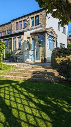 Hepworth House | Lane End Cottage Holmfirth - Panoramic Views, Modernised with offroad parking