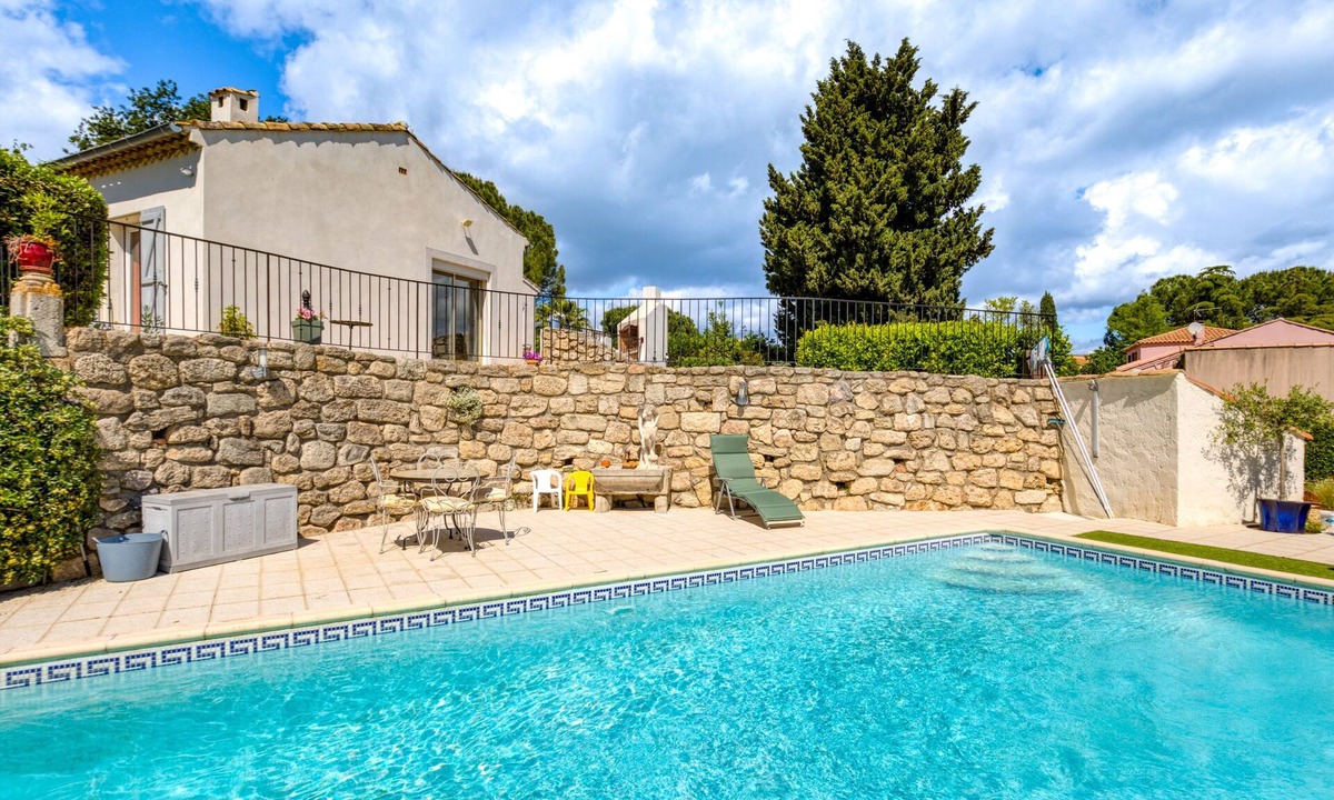 Pailhes Villa | Languedoc Villa with Pool and Mountain View