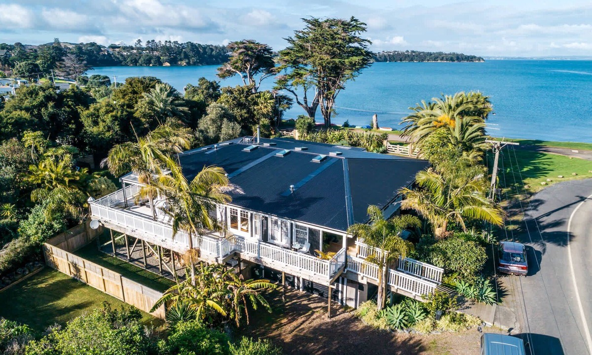 Surfdale Apartment | Lannan Beach House - Waterfront & Spa