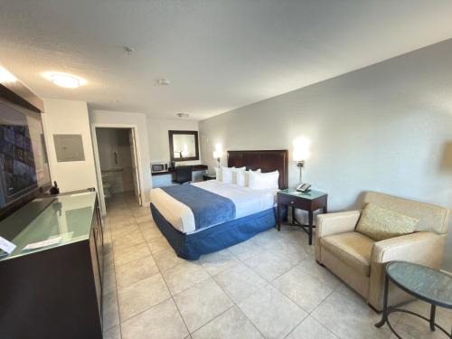 Whitfield Hotel | Lantern Inn & Suites - Sarasota