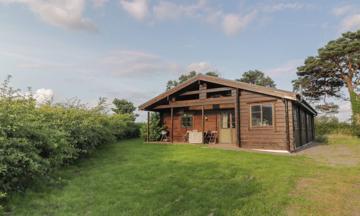 Carsethorn Cottage | LAPWING LODGE, pet friendly, with open fire in Southerness