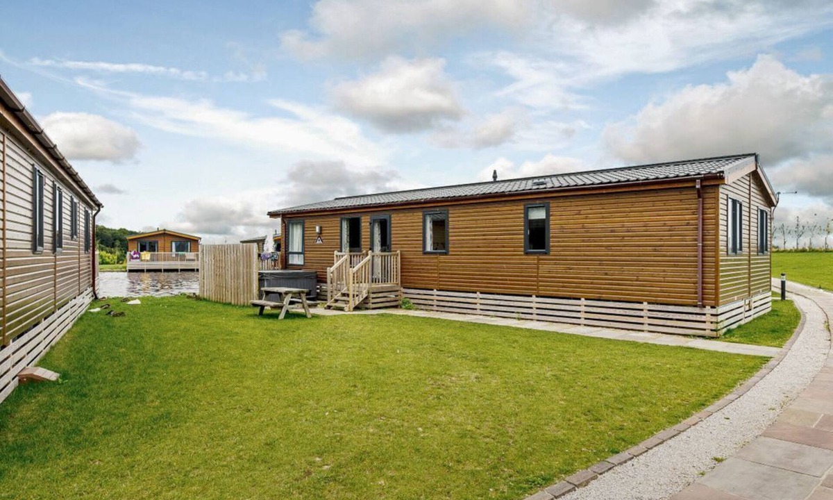 Carlton Miniott Cabin | Larch Waterside Spa (Pet), Thirsk