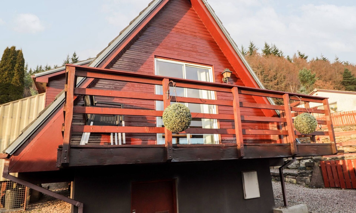 Heights of Achterneed Cottage | Larchfield Chalet 2