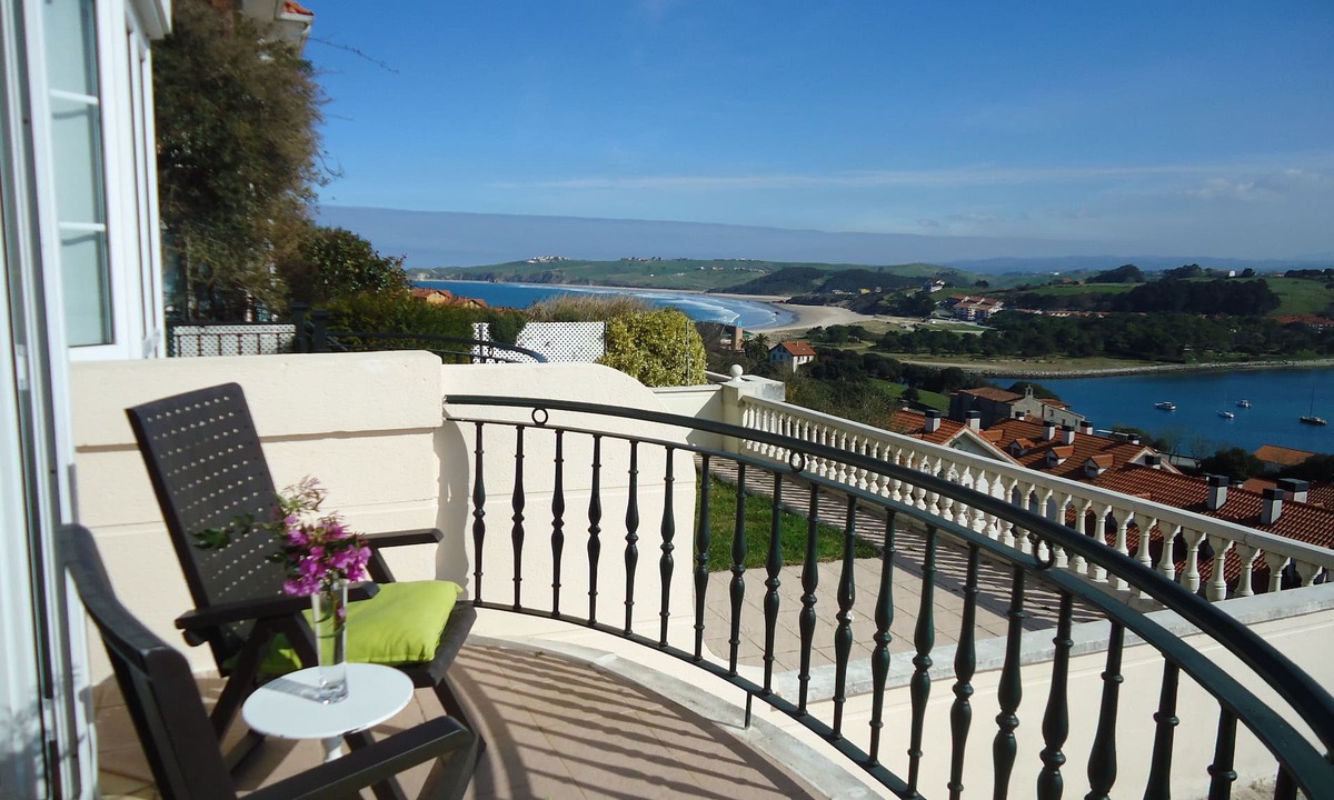 San Vicente de la Barquera House | Large Village House With Magnificent View