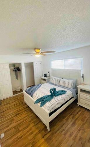 Ocean Beach Apartment | Large 1 Bdr steps to Beach + Parking (Catalina)