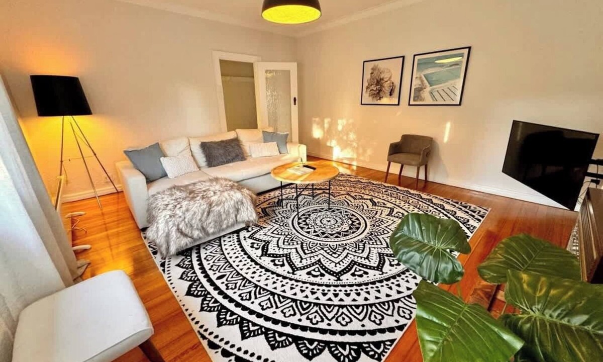 Prahran Apartment | Large 1 Bed Art Deco Prahran with Study