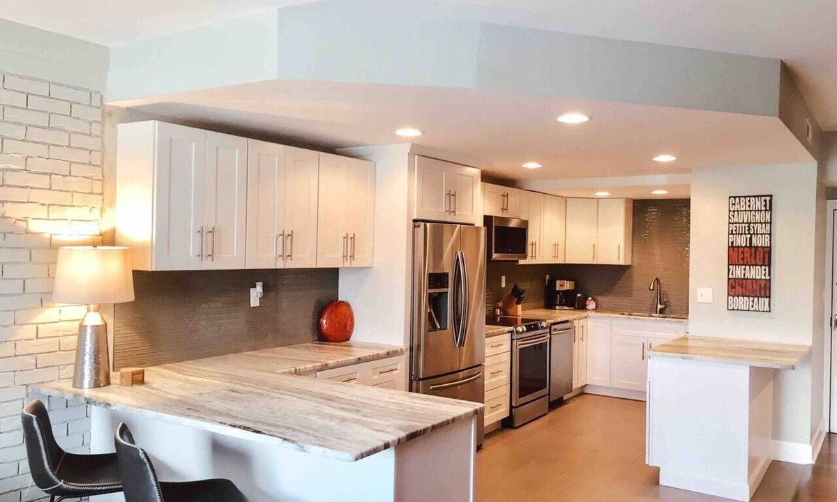 Edgehill Condo | Large 1 Bedroom Condo - On Music Row - Guitar Pool