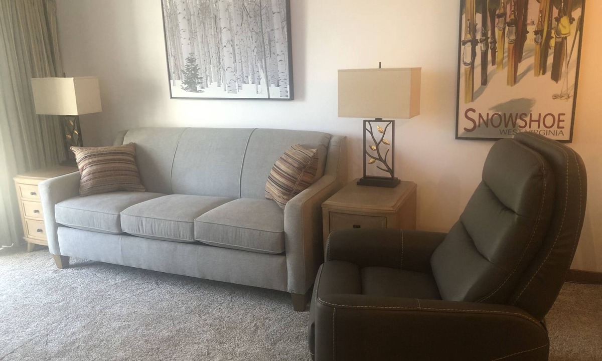 Edray Condo | Large 1 Bedroom with Den. Second floor overlooking pool.