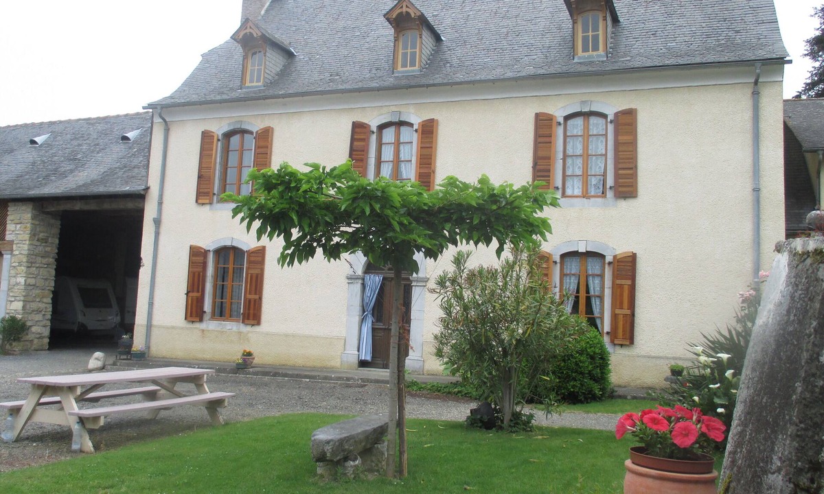 Bernac-Dessus House | Large 19th century character house.
