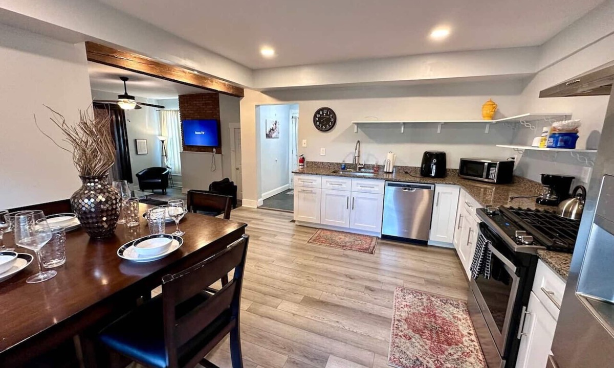 South Side Slopes House | Large 1BR on hill close to everything in Pitt