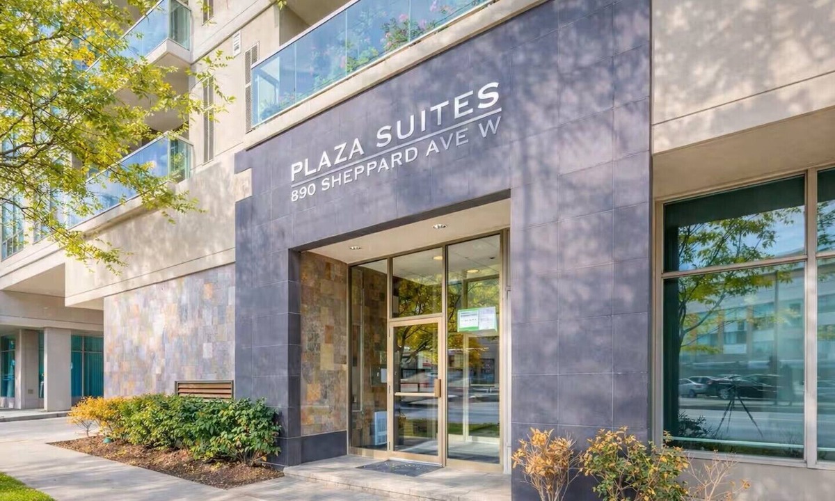 North York Condo | Large 2+2+den, private terrace, gym, sauna, garage, walk to subway!