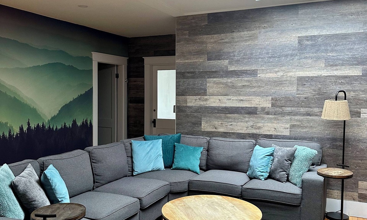 Ellsworth Apartment | Large 2 Bedroom 1 Bath Apartment right on Main Street in Downtown Ellsworth.