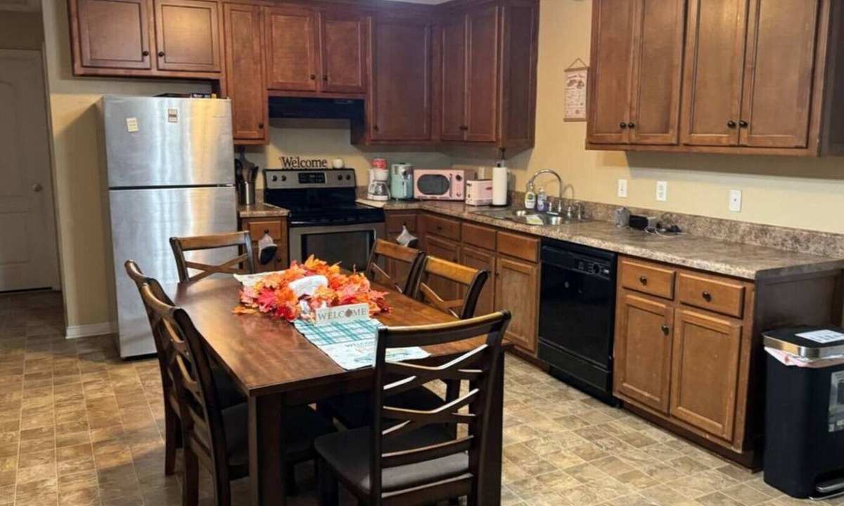 McHenry House | Large 2 bedroom | King Bed