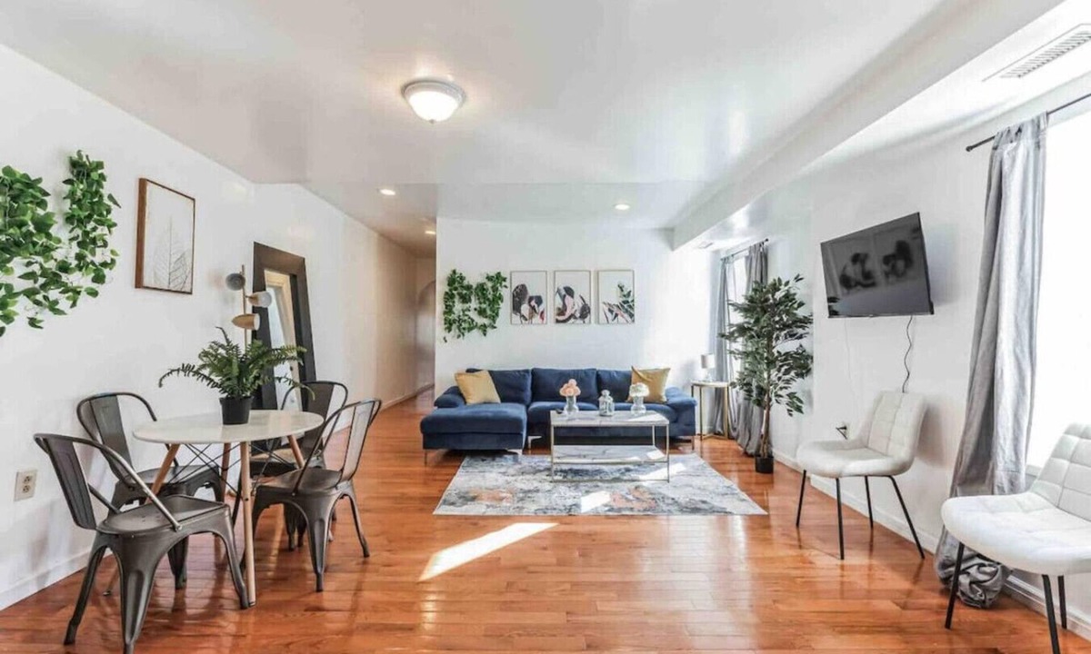 Fairmount Apartment | Large 3/2 in Spring Garden