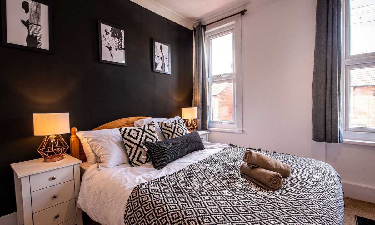 Canterbury House | Large 3 Bed House with Garden/Parking