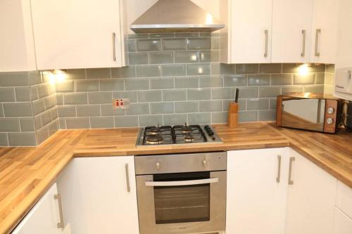 Wood Street Apartment | Large 3 bedroom apartment in gated development