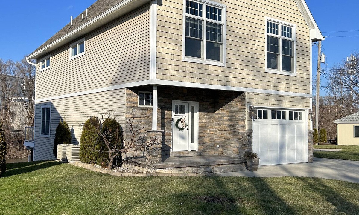Port Huron House | Large, 3 bedroom Cottage on Black River sleeps up to 10.