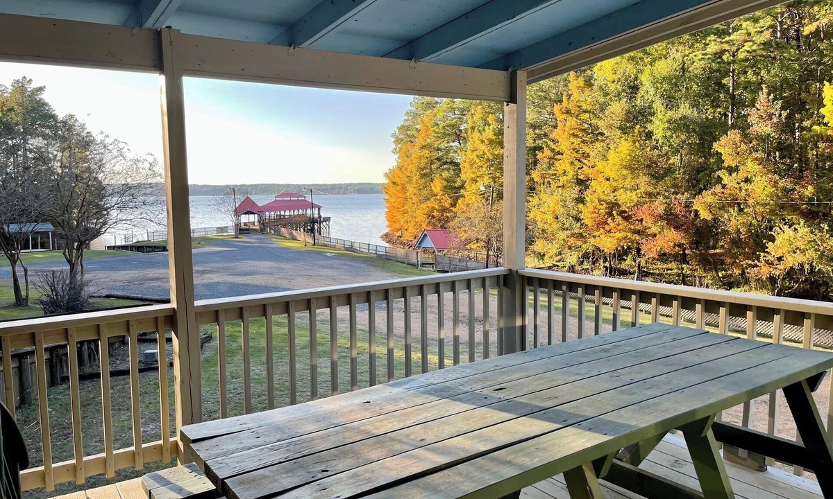 Zwolle Cabin | Large 3-Bedroom Retreat with Vaulted Great Room, Full Kitchen & Firepit