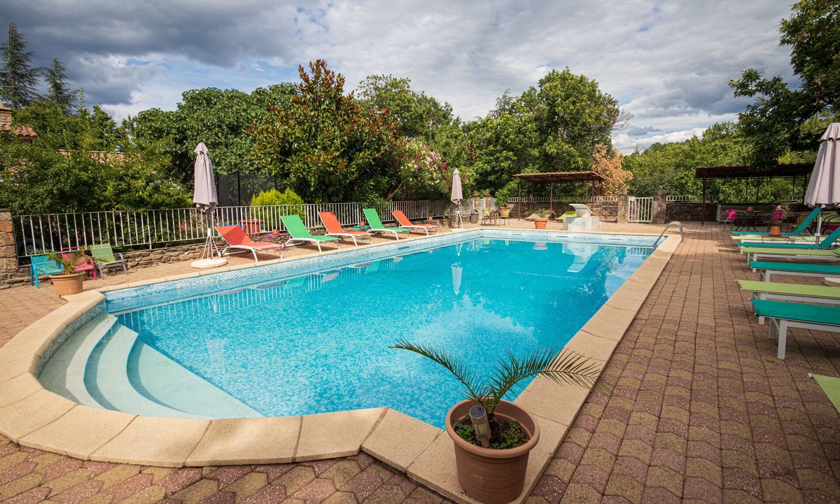 Gravieres Other | Large 3-star building with swimming pool sleeps 11