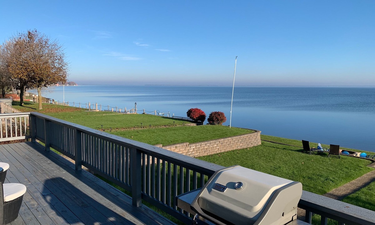 Houghton Lake House | Large 3BR 3 Bath Waterfront Gem SPECTACULAR VIEWS. Relax and Enjoy in Comfort.