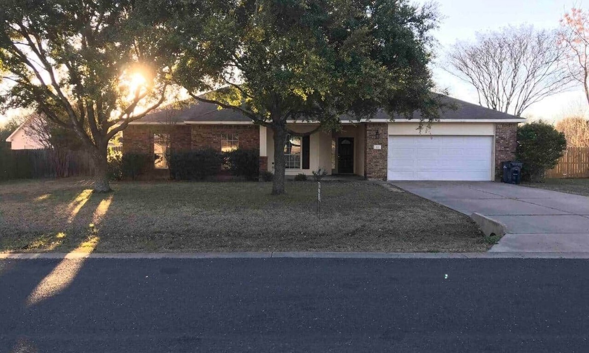 Hutto House | Large 4/2 7 Beds on 1/2 Acre Samsung Crews OK