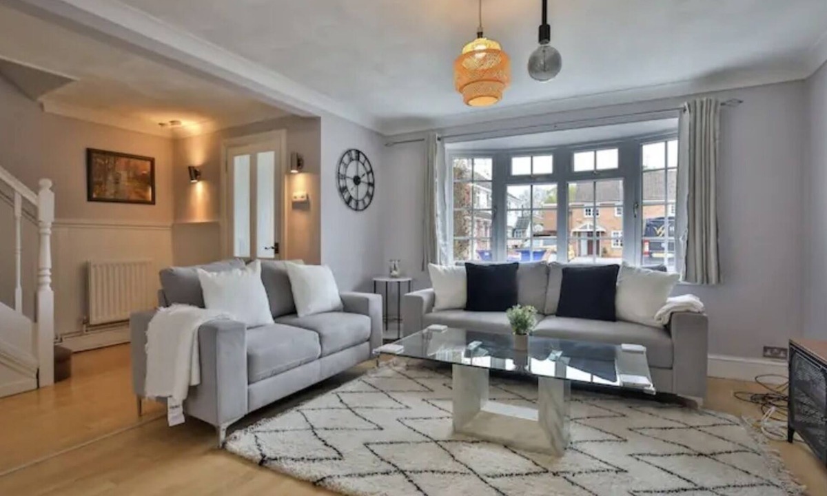 Old Windsor House | Large 4 bed by River Thames