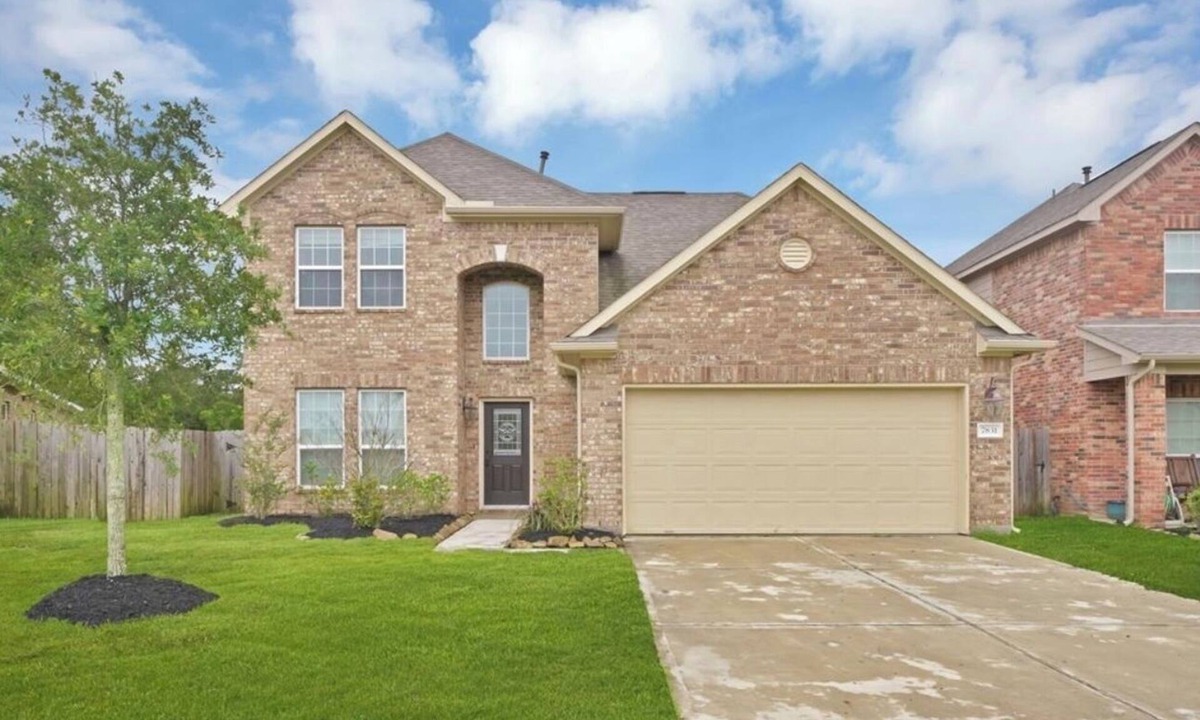Baytown House | Large 4 bedroom 2.5 bathroom King Suite, 3 queens, 2 sofa beds, 2 air mattress