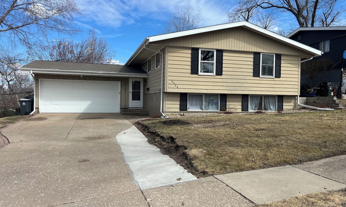 Cedar Rapids House | Large 4 Bedroom 2 Bath Split Level Home NE CR Large Fenced Yard